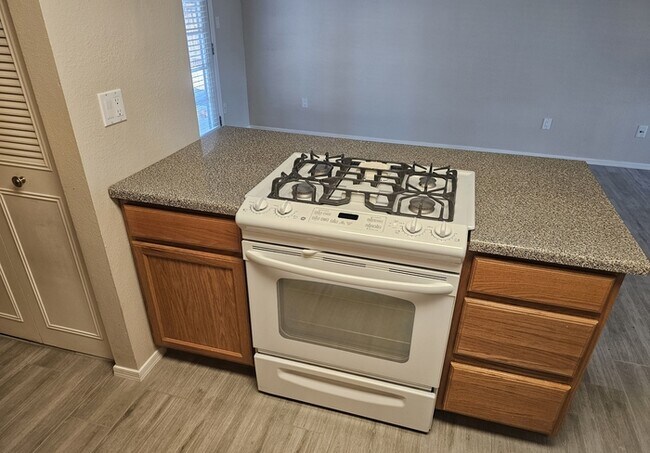 Building Photo - Great 3/2 in NE Phoenix with brand new flo...