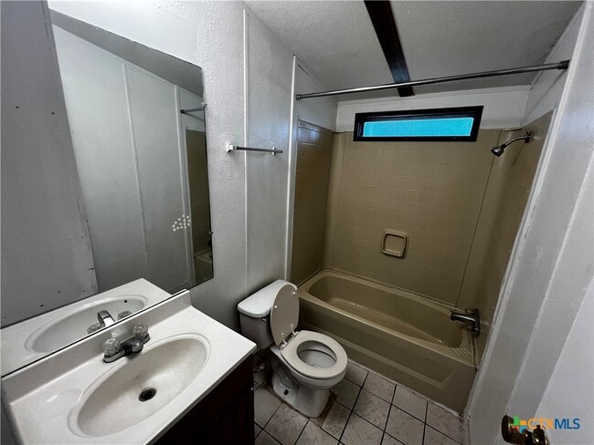 Building Photo - 220 Six Pines Rd