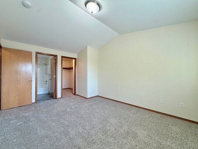 Building Photo - **$500 OFF THE FIRST MONTH'S RENT** Spacio...