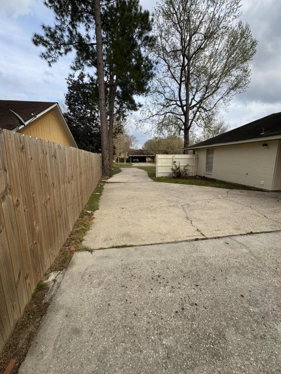 Building Photo - 1413 Briarhurst Dr