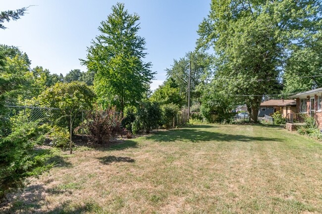 Building Photo - 3 bedroom 1.5 bath 1668 Sqft home just 1 m...