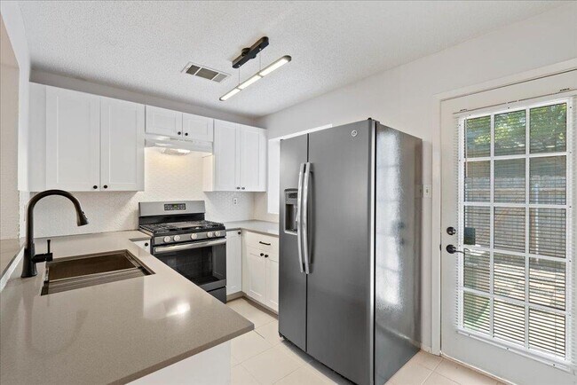 Building Photo - 1411 Gracy Farms Ln