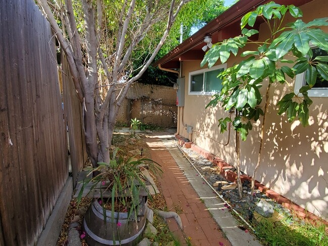 Building Photo - 10852 Plainview Ave