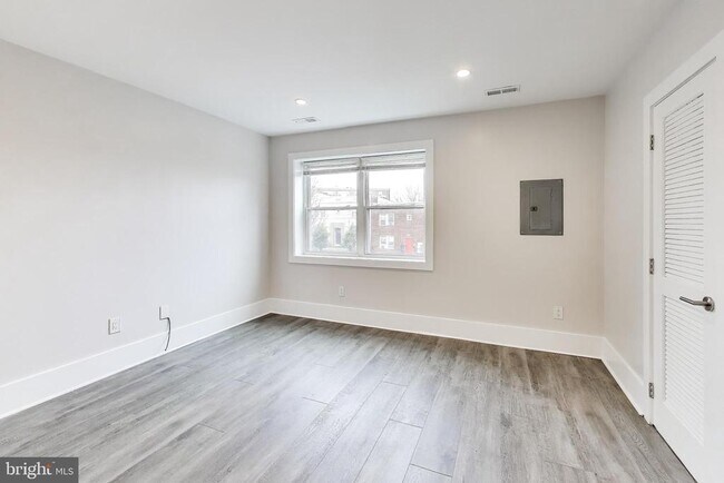 Building Photo - 924-919 19th St NE