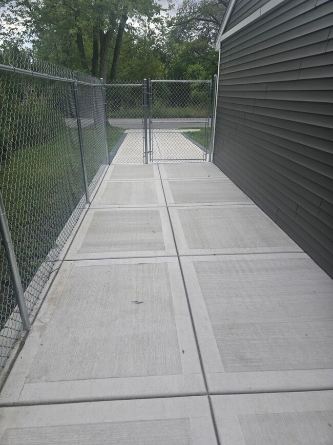 Building Photo - Section 8 Accepted 3 Bedroom w/Fenced Yard