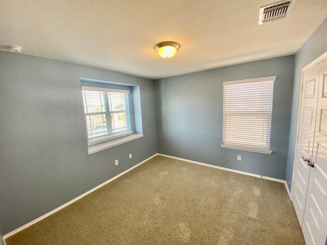 Building Photo - Live on the Golf Course at Star Ranch!! 4B...