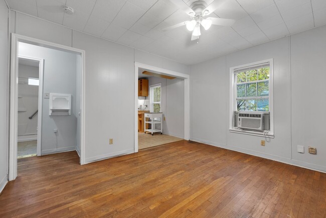 Building Photo - Cutest rental home in Olmos Park!