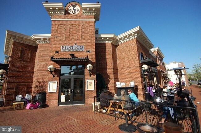 Building Photo - 1810 W Abingdon Dr