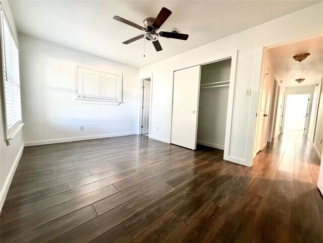 Building Photo - 1603 E 12th St