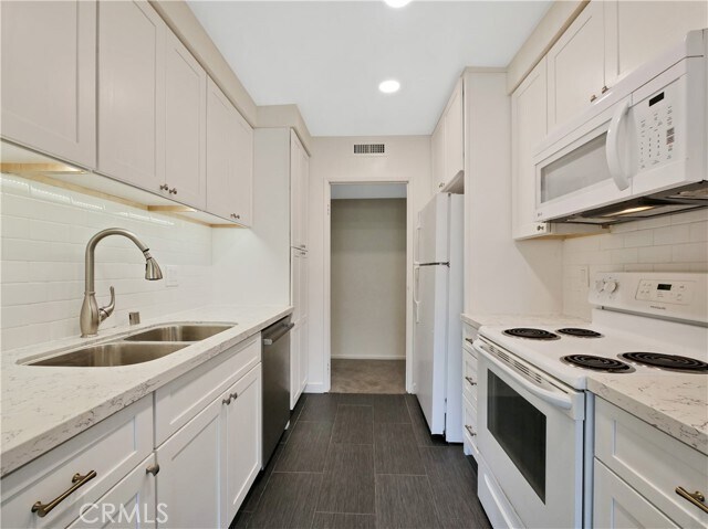 Building Photo - 540 Kelton Ave