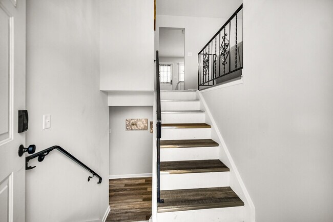 Building Photo - 706 Christy Ln