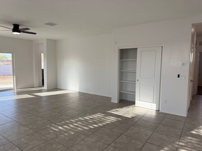 Building Photo - 1086 W Avalon Canyon Dr