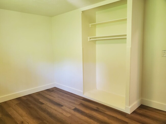 Building Photo - Recently Remolded Duplex