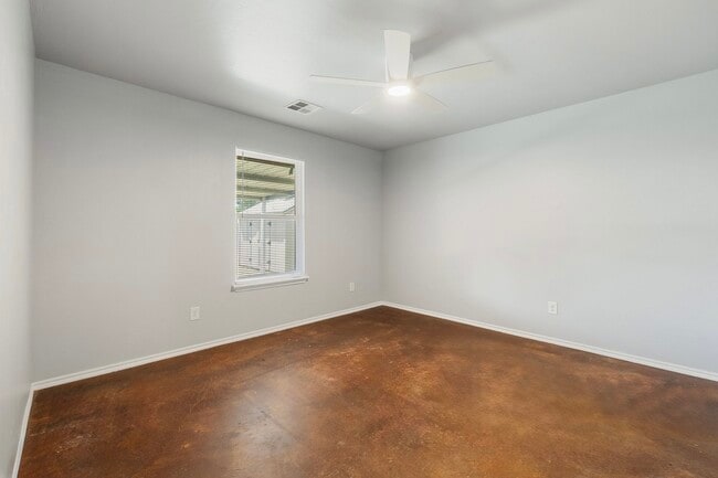 Building Photo - 118 S L Ave
