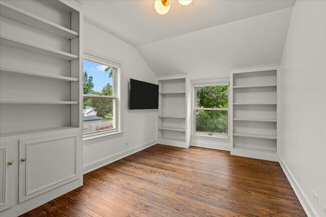 Building Photo - 618 Melrose Ave
