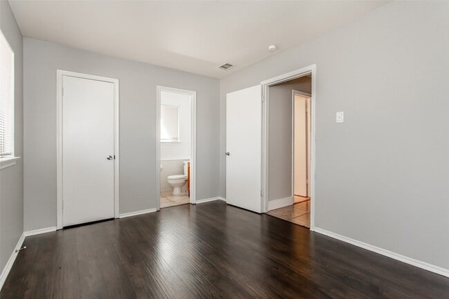 Building Photo - 2121 Travis Dr