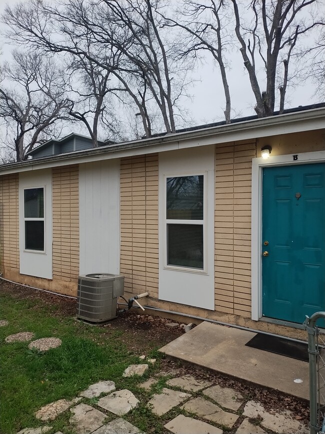 Building Photo - 2604 Rogers Ave