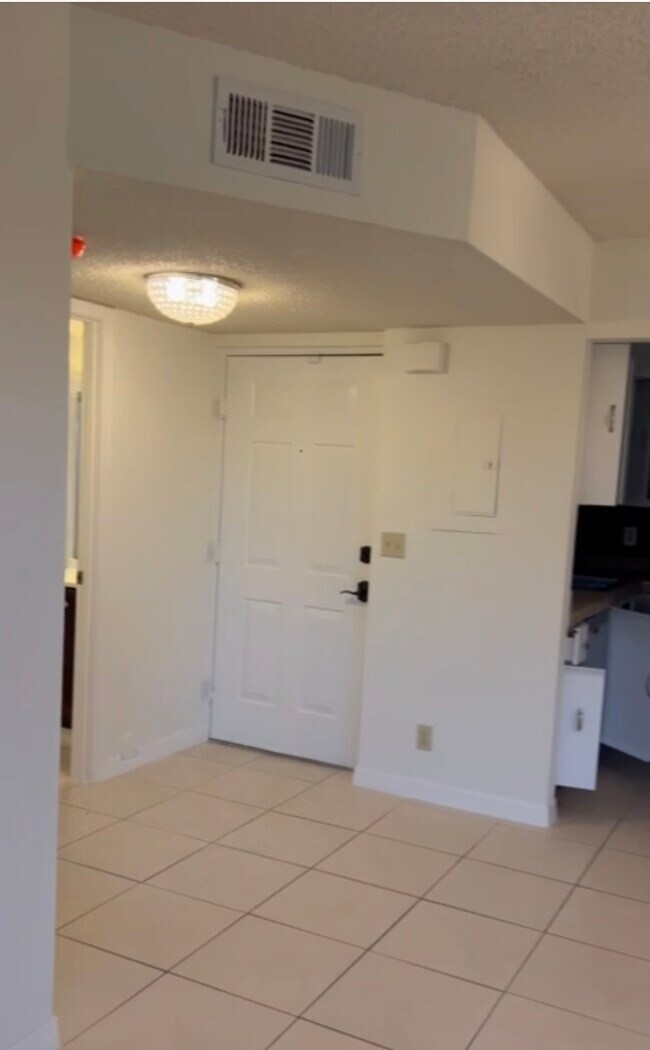 Building Photo - 1562 SE Royal Green Cir