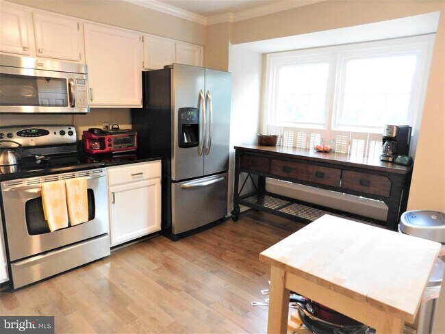 Building Photo - 8487 Springfield Oaks Dr