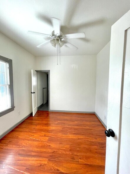 Building Photo - 1341 S Sycamore Ave