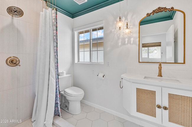 Building Photo - 4213 E Lewis Ave