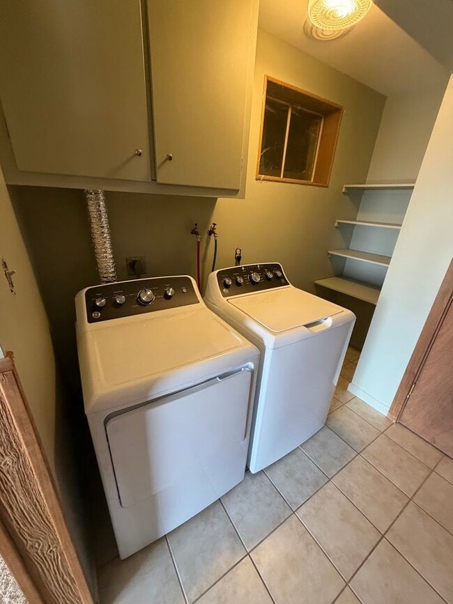 Building Photo - Secluded 3 Bedroom 4 Bath Home