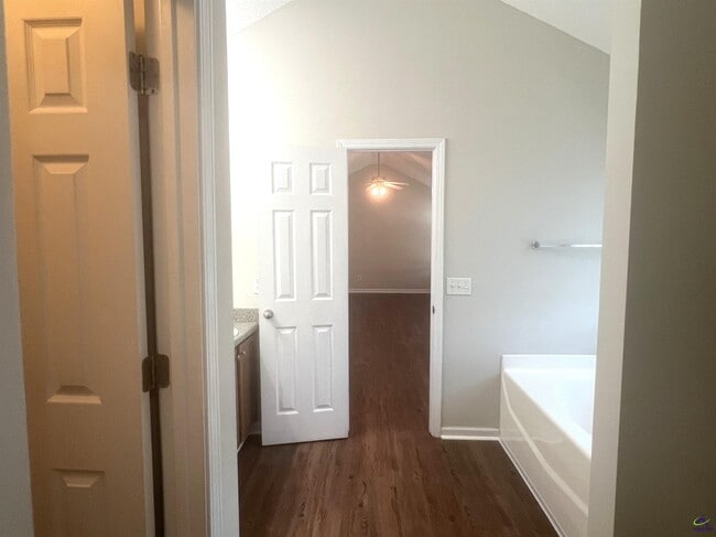Building Photo - 401 Timberwind Dr