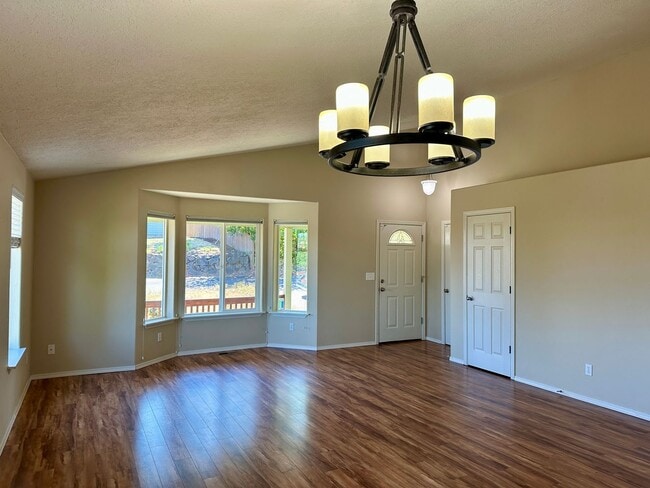 Building Photo - Three Bedroom Home in South Salem with a View