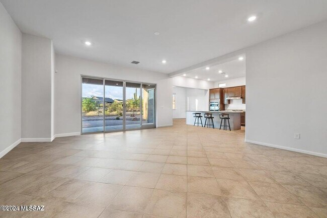 Building Photo - 10623 N Iron Peak Dr