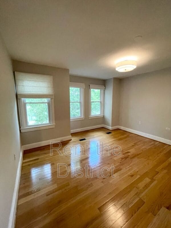 Building Photo - 525 5th St NE