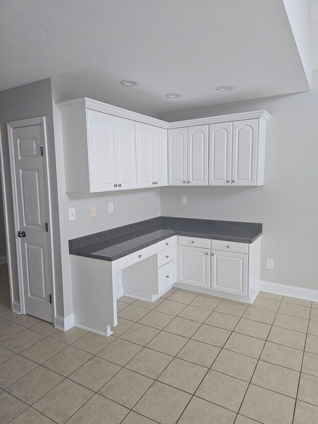 Building Photo - 4 Bedroom Brick Ranch