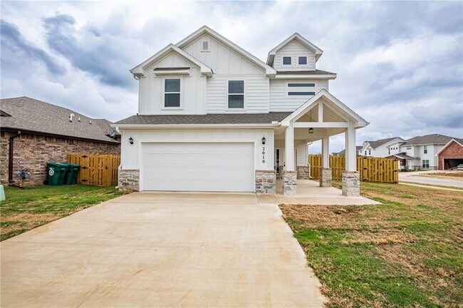 Building Photo - 2010 Periwinkle Pl