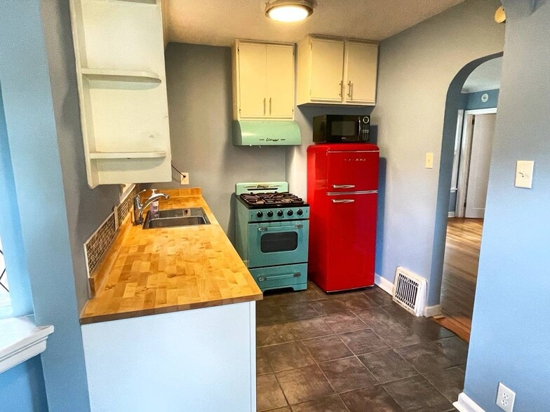 Vented range hood - 4538 Colfax Ave N
