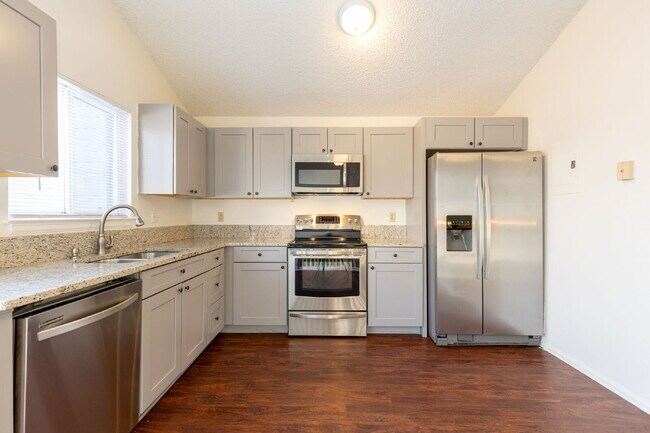 Building Photo - NW Longmont Spacious Tri Level.