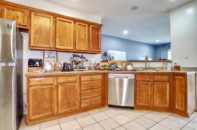 Building Photo - 340 THE Prom