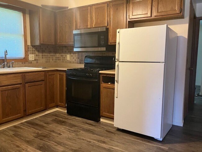 Building Photo - Kenosha Properties