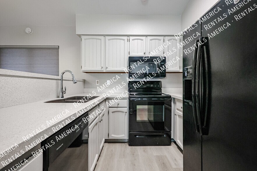 Building Photo - 3333 S Parkside Dr