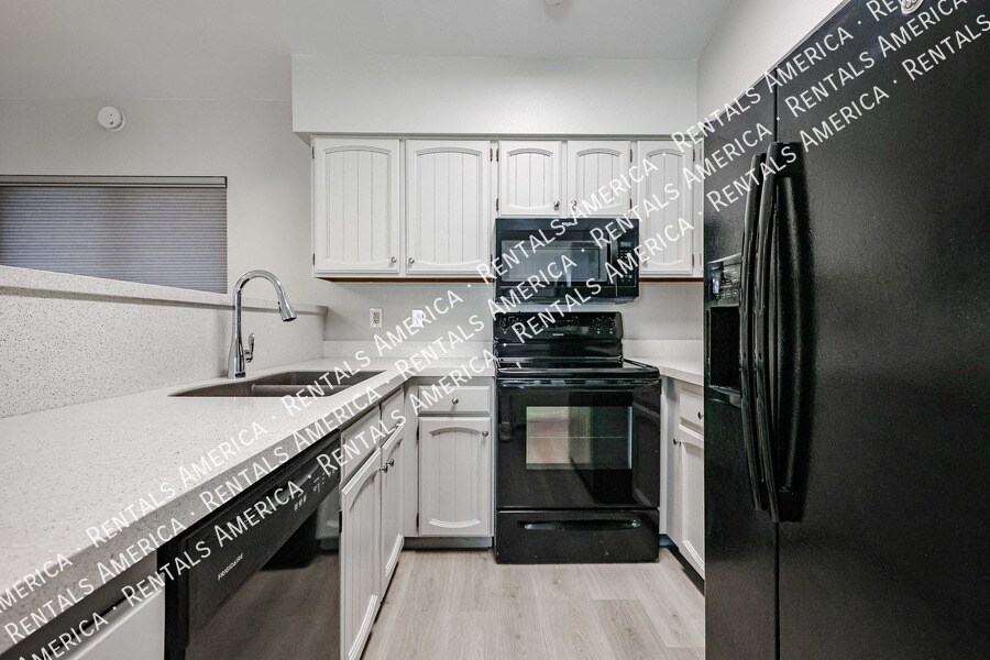 Building Photo - 3333 S Parkside Dr