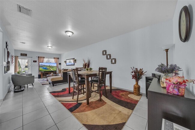 Building Photo - 7567 N Augusta Dr