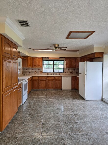 Building Photo - 425 Eldon Dr