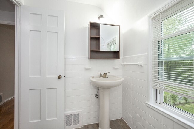 Building Photo - 3 Bed/1.5 Bath Single Family Home!