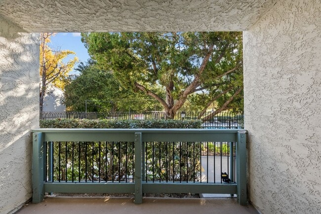 Building Photo - FULLY FURNISHED Calabasas  1 Bedroom Condo