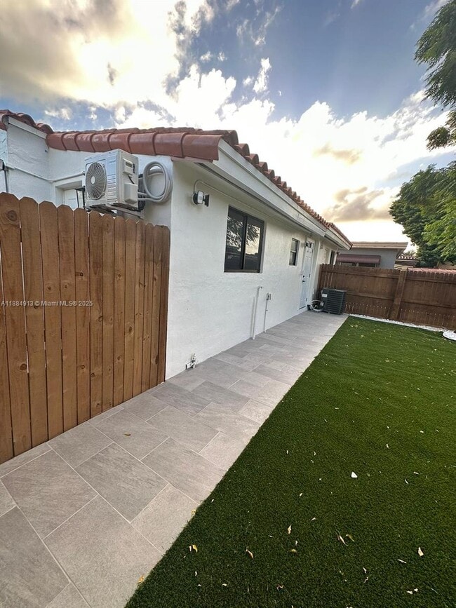 Building Photo - 3045 SW 21st St