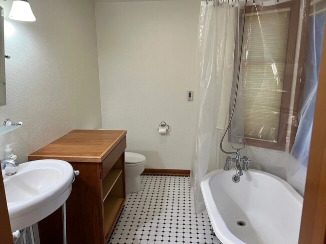 Building Photo - CUSTOM 3BD 2.5BA HARDWOOD FLOORS THROUGHOUT