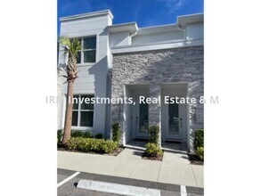 Building Photo - 3 bed 3 bath Townhouse with LOFT and POOL !!!