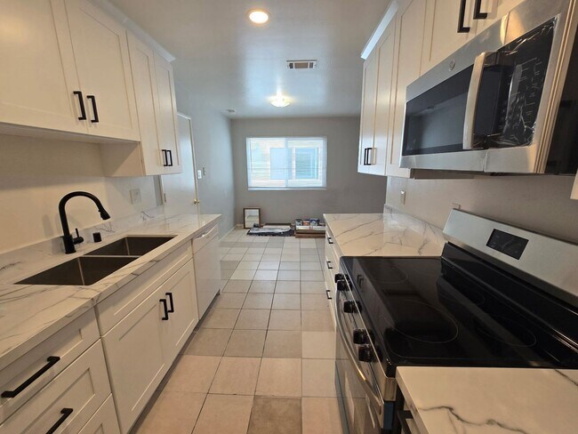 Building Photo - 5 bedrooms. Remodeled.Get ½ Off Your First Month’s Rent! Sign a lease and move in within 30 days—...