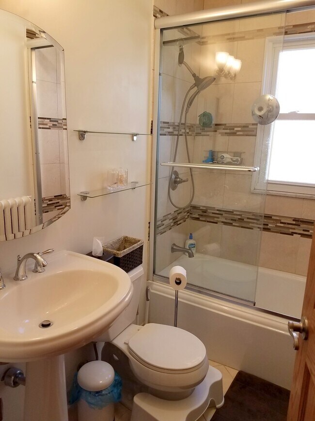 Building Photo - 3 Bedroom, 2 Bathroom in Squirrel Hill- Hardwood Floors and Stainless Appliances