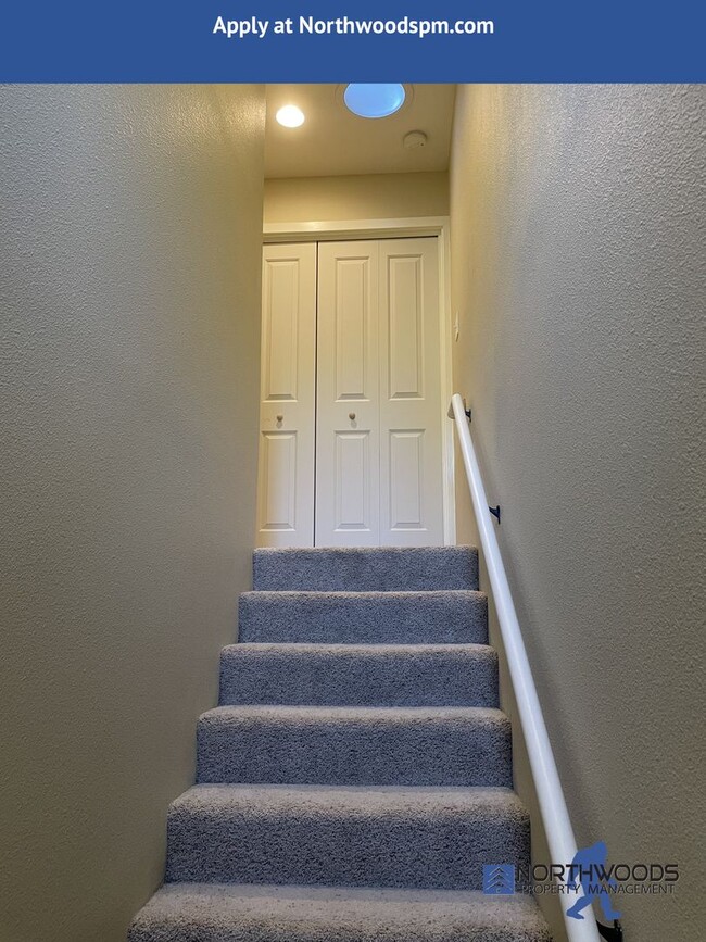 Building Photo - Beautiful 2 Bedroom 2.5 Bath Townhouse in ...