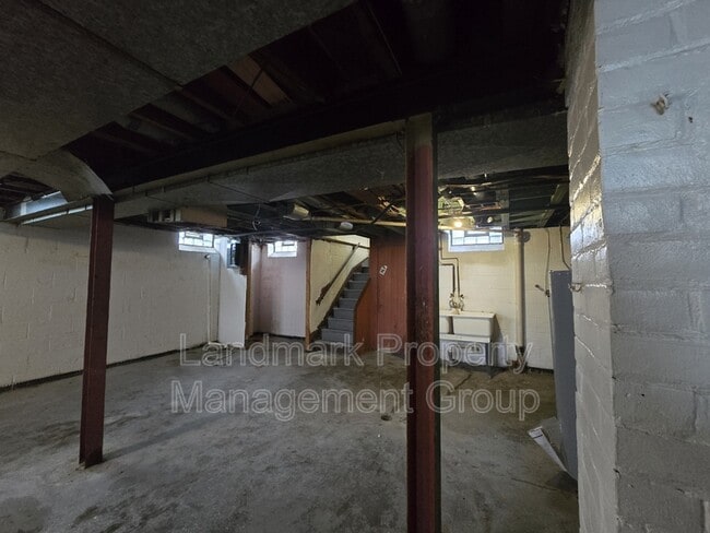 Building Photo - 15205 Maplewood Ave