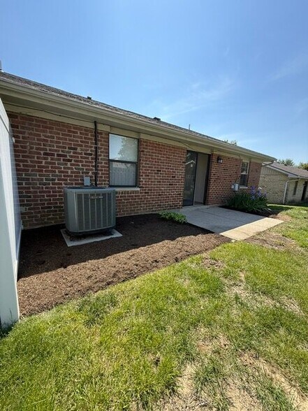 Building Photo - 853 Peach Hill Dr